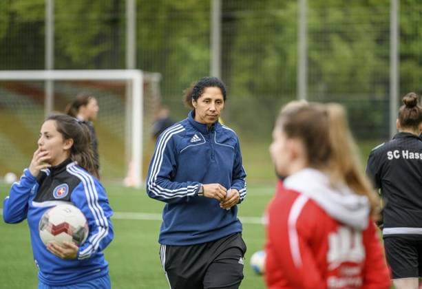 <p>Steffi Jones, ehemalige FuÂßball-Nationalspielerin und -trainerin, Mitte, hilft als Co-Trainerin aus am 29.04.19 beim Training der Landesliga-Frauen-Mannschaft des SSV Buer in Gelsenkirchen. Deutschland (in Korrektur) NRW Gelsenkirchen Copyright: OlafxZiegler
