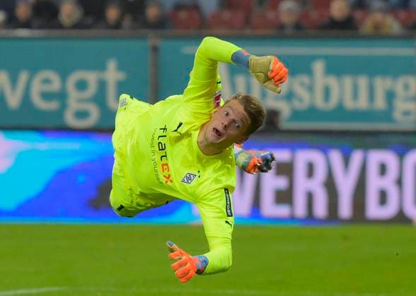 25 01 2023, Football 1 Bundesliga 2022 2023, Matchday 17, FC Augsburg Borussia Mönchengladbach, at WWK Arena Augsburg, goalkeeper Jonas Omlin Borussia Mönchengladbach rushes after the ball DFL and DFB regulations prohibit any use of photographs as image sequences and or quasi video
