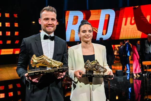 GOUDEN SCHOEN Simon Mignolet and Nicky Evrard are the best Belgian soccer players in 2022 and wins the Gouden Schoen trophy pictured during the 69 th men edition of the Goldens Shoe Award ceremony and the 7 th Women s edition. The Golden Shoe , Gouden Schoen , Soulier dOr is an award for the best soccer player of the Belgian Jupiler Pro League championship during the year 2022. The female award is for the best Belgian female player of 2022. On Wednesday 25 January 2023 in Antwerp , BELGIUM . PHOTO SPORTPIX David Catry Antwerp Antwerp Expo Antwerp BELGIUM  Copyright: xSportpix.bex xDavidxCatryxDavidxCatryx