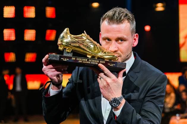 GOUDEN SCHOEN Simon Mignolet is the best Belgian player in 2022 and wins the Gouden Schoen trophy pictured during the 69 th men edition of the Goldens Shoe Award ceremony and the 7 th Women s edition. The Golden Shoe , Gouden Schoen , Soulier dOr is an award for the best soccer player of the Belgian Jupiler Pro League championship during the year 2022. The female award is for the best Belgian female player of 2022. On Wednesday 25 January 2023 in Antwerp , BELGIUM . PHOTO SPORTPIX David Catry Antwerp Antwerp Expo Antwerp BELGIUM  Copyright: xSportpix.bex xDavidxCatryxDavidxCatryx
