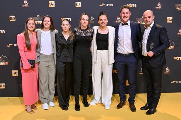 GOUDEN SCHOEN players of OHL Shari Van Belle , Hannah Eurlings , Jill Janssens , Sari Kees , goalkeeper Nicky Evrard , head coach of OHL Jimmy Coenraets pictured during the 69 th men edition of the Goldens Shoe Award ceremony and the 7 th Women s edition. The Golden Shoe , Gouden Schoen , Soulier dOr is an award for the best soccer player of the Belgian Jupiler Pro League championship during the year 2022. The female award is for the best Belgian female player of 2022. On Wednesday 25 January 2023 in Antwerp , BELGIUM . PHOTO SPORTPIX David Catry Antwerp Antwerp Expo Antwerp BELGIUM  Copyright: xSportpix.bex xDavidxCatryxDavidxCatryx