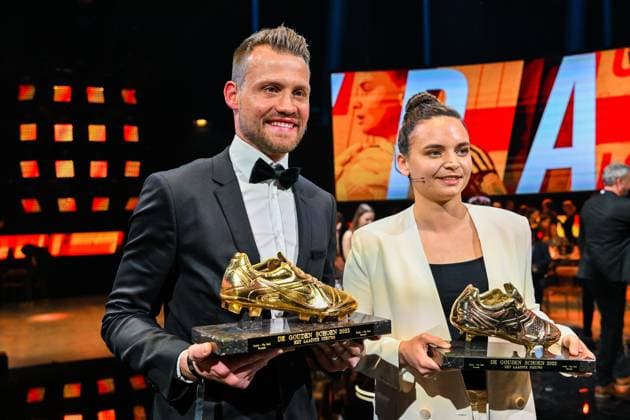 GOUDEN SCHOEN Simon Mignolet and Nicky Evrard are the best Belgian soccer players in 2022 and wins the Gouden Schoen trophy pictured during the 69 th men edition of the Goldens Shoe Award ceremony and the 7 th Women s edition. The Golden Shoe , Gouden Schoen , Soulier dOr is an award for the best soccer player of the Belgian Jupiler Pro League championship during the year 2022. The female award is for the best Belgian female player of 2022. On Wednesday 25 January 2023 in Antwerp , BELGIUM . PHOTO SPORTPIX David Catry Antwerp Antwerp Expo Antwerp BELGIUM  Copyright: xSportpix.bex xDavidxCatryxDavidxCatryx