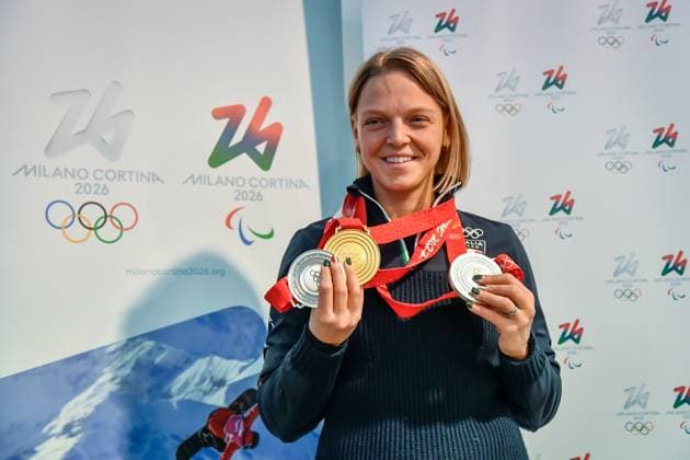 Photo Claudio Furlan LaPresse February 21, 2022 Milan, Italy News Arrival of the Olympic banner by plane from Beijing for the Milan Cortina Winter Olympics In the photo: Arianna Fontana  Copyright: xClaudioxFurlan LaPressex