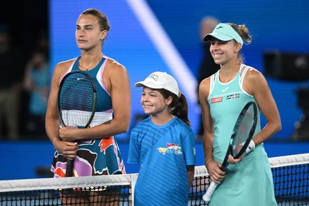 TENNIS AUSTRALIAN OPEN, Aryna Sabalenka of Belarus (left) and Magda Linette Poland pose for photographs prior to their semi final match at the 2023 Australian Open tennis championship at Melbourne Park in Melbourne, Thursday, January 26, 2023. ( NO ARCHIVING, EDITORIAL USE ONLY, NO USE IN BOOKS WITHOUT CONSENT MELBOURNE VICTORIA AUSTRALIA  Copyright: xJAMESxROSSx 20230126001756763989
