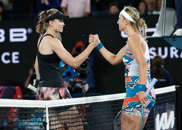R L Victoria Azarenka congratulates the winner Elena Rybakina KAZ Australian Open 2023, Melbourne Park, Melbourne, Victoria, Australia Copyright: xJuergenxHasenkopfx