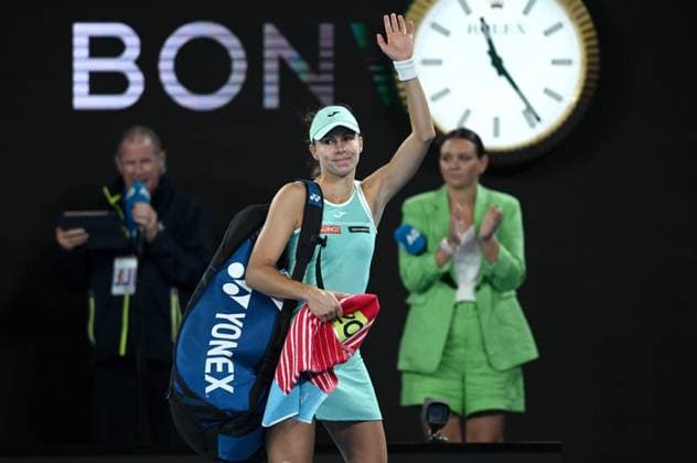 TENNIS AUSTRALIAN OPEN, Magda Linette of Poland leaves the court following her semi final loss to Aryna Sabalenka of Belarus at the 2023 Australian Open tennis championship at Melbourne Park in Melbourne, Thursday, January 26, 2023. ( NO ARCHIVING, EDITORIAL USE ONLY, NO USE IN BOOKS WITHOUT CONSENT MELBOURNE VICTORIA AUSTRALIA  Copyright: xJAMESxROSSx 20230126001756803057