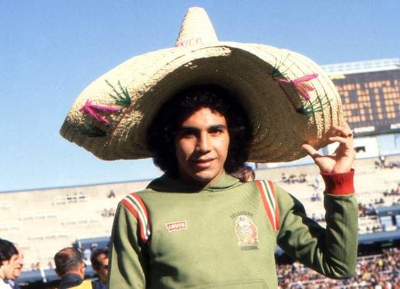 ARCHIVO HISTORICO MexSport Hugo Sanchez Hugo Sanchez Marquez es un exfutbolista y entrenador de futbol mexicano. Fue goleador y figura del Real Madrid Club de Futbol en la decada de 1980, club en el cual destacaron sus diez titulos conseguidos, cuatro trofeos pichichi, una bota de oro, y dos premios don balon. Con 516 anotaciones en 883 encuentros oficiales, es el futbolista mexicano con mas goles en partidos oficiales de la historia. 1978 MEXSPORT ARCHIVO HISTORICO MEXSPORT MEXICO  Copyright: xARCHIVOxHISTORICOx xMexSportx 040_HUGO_SANCHEZ85