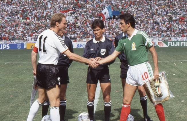 ARCHIVO HISTORICO MexSport Tomas Boy R.I.P Photo of Karl-Heinz Rummenigge and Tomas Boy of Mexico prior to the Mexico vs. Germany match at the World Cup in Mexico on June 21, 1986. <br><br> Foto de Karl-Heinz Rummenigge y Tomas Boy de Mexico previo al partido Mexico vs Alemania en la Copa Mundial de Mexico el 21 de Junio de 1986. <br><br> ARCHIVO HISTORICO MexSport CIUDAD DE MEXICO CDMX MEXICO  Copyright: xDavidxLeahx 20220425153730_FWC_86_MEX_GER_BOY12