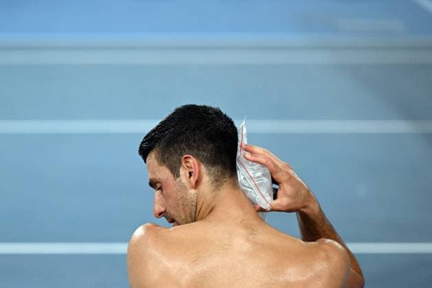 Sport Bilder des Tages TENNIS AUSTRALIAN OPEN, Novak Djokovic of Serbia cools off during the Men?s semi final match against Tommy Paul of the United States at the 2023 Australian Open tennis championship at Melbourne Park in Melbourne, Friday January 27, 2023. ( NO ARCHIVING, EDITORIAL USE ONLY, NO USE IN BOOKS WITHOUT CONSENT MELBOURNE VICTORIA AUSTRALIA  Copyright: xLUKASxCOCHx 20230127001757128625