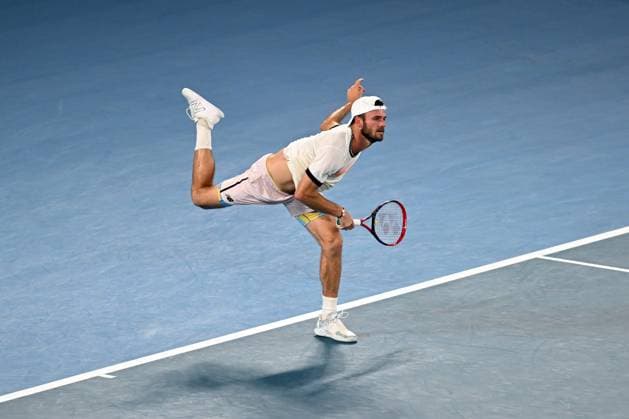 TENNIS AUSTRALIAN OPEN, Tommy Paul of the United States serves during the Men?s semi final match against Novak Djokovic of Serbia at the 2023 Australian Open tennis championship at Melbourne Park in Melbourne, Friday, January 27, 2023. ( NO ARCHIVING, EDITORIAL USE ONLY, NO USE IN BOOKS WITHOUT CONSENT MELBOURNE VICTORIA AUSTRALIA  Copyright: xLUKASxCOCHx 20230127001757134293