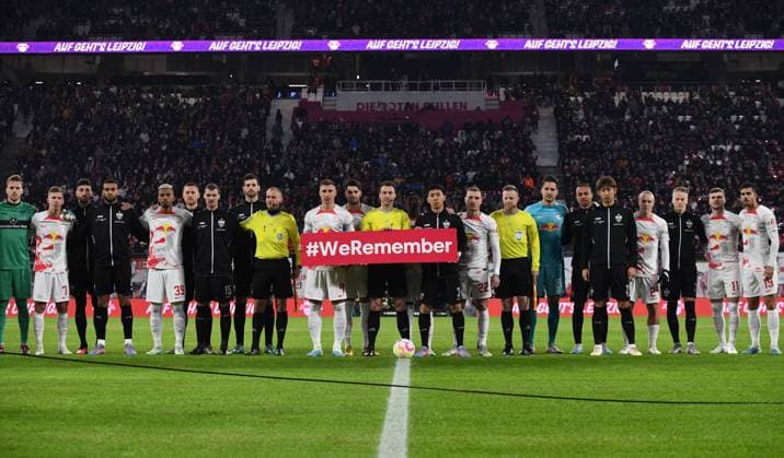 Bilder des Jahres 2023, Sport 01 Januar Sport Bilder des Tages Fussball, Herren, Saison 2022 2023, 1. Bundesliga (18. Spieltag), RB Leipzig - VfB Stuttgart, Gedenken beider Mannschaften an die Befreiung des KZ Auschwitz am 27.01. 1945, 27.01. 2023, *** Football, men, season 2022 2023, 1 Bundesliga 18 matchday , RB Leipzig VfB Stuttgart, commemoration of both teams on the liberation of Auschwitz concentration camp on 27 01 1945, 27 01 2023, Copyright: xSebastianxRäppold MatthiasxKochx