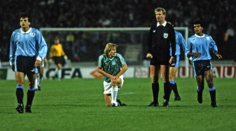 25.04.1990 Deutschland - Uruguay Deutschland, Stuttgart, 25.04.1990, Fussball, FIFA, Länderspiel, DFB Deutschland - Uruguay (3:3): Jürgen Klinsmann (Deutschland). *** 25 04 1990 Germany Uruguay Germany, Stuttgart, 25 04 1990, football, FIFA, international match, DFB Germany Uruguay 3 3 Jürgen Klinsmann Germany