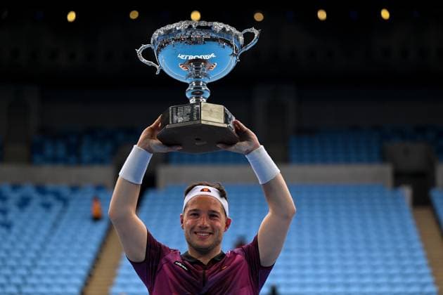 TENNIS AUSTRALIAN OPEN, Alfie Hewett of Great Britain poses for photographs with the winner?s trophy after winning his Men?s Wheelchair singles final match against Tokito Oda of Japan at the 2023 Australian Open tennis championship at Melbourne Park in Melbourne, Saturday, January 28, 2023. ( NO ARCHIVING, EDITORIAL USE ONLY, NO USE IN BOOKS WITHOUT CONSENT MELBOURNE VICTORIA AUSTRALIA  Copyright: xLUKASxCOCHx 20230128001757440147