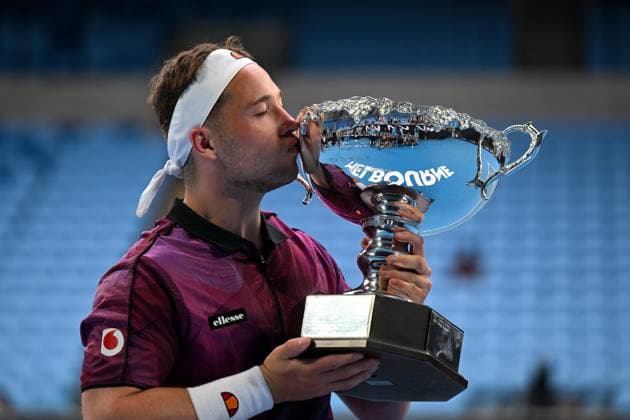 TENNIS AUSTRALIAN OPEN, Alfie Hewett of Great Britain kisses the winner?s trophy after winning his Men?s Wheelchair singles final match against Tokito Oda of Japan at the 2023 Australian Open tennis championship at Melbourne Park in Melbourne, Saturday, January 28, 2023. ( NO ARCHIVING, EDITORIAL USE ONLY, NO USE IN BOOKS WITHOUT CONSENT MELBOURNE VICTORIA AUSTRALIA  Copyright: xLUKASxCOCHx 20230128001757441244