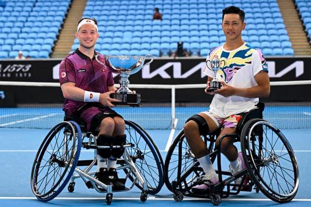 TENNIS AUSTRALIAN OPEN, Alfie Hewett of Great Britain (centre) and Tokito Oda of Japan (right) pose with the their trophies after their Men?s Wheelchair singles final match at the 2023 Australian Open tennis championship at Melbourne Park in Melbourne, Saturday, January 28, 2023. ( NO ARCHIVING, EDITORIAL USE ONLY, NO USE IN BOOKS WITHOUT CONSENT MELBOURNE VICTORIA AUSTRALIA  Copyright: xLUKASxCOCHx 20230128001757441736