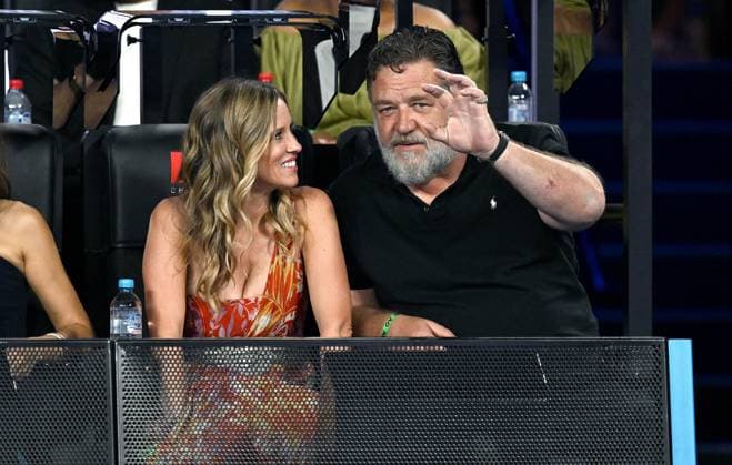 TENNIS AUSTRALIAN OPEN, Australian Actor Russell Crowe with partner Britney Theriot are seen during the women?s singles final between Aryna Sabalenka of Belarus and Elena Rybakina of Kazakhstan at the 2023 Australian Open tennis championship at Melbourne Park in Melbourne, Saturday, January 28, 2023. ( NO ARCHIVING, EDITORIAL USE ONLY, NO USE IN BOOKS WITHOUT CONSENT MELBOURNE VICTORIA AUSTRALIA  Copyright: xLUKASxCOCHx 20230128001757476103