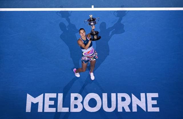 Bilder des Jahres 2023, Sport 01 Januar Sport Bilder des Tages TENNIS AUSTRALIAN OPEN, Aryna Sabalenka of Belarus celebrates with the trophy after defeating Elena Rybakina of Kazakhstan in the women?s singles final at the 2023 Australian Open tennis championship at Melbourne Park in Melbourne, Saturday, January 28, 2023. ( NO ARCHIVING, EDITORIAL USE ONLY, NO USE IN BOOKS WITHOUT CONSENT MELBOURNE VICTORIA AUSTRALIA  Copyright: xLUKASxCOCHx 20230128001757499240
