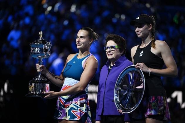 TENNIS AUSTRALIAN OPEN, Aryna Sabalenka (left) of Belarus and Elena Rybakina (right) of Kazakhstan pose with thier trophies along with Billy Jean King (centre) follwing the Women?s Singles Final at the 2023 Australian Open tennis tournament at Melbourne Park in Melbourne, Saturday, January 28, 2023. ( NO ARCHIVING, EDITORIAL USE ONLY, NO USE IN BOOKS WITHOUT CONSENT MELBOURNE VICTORIA AUSTRALIA  Copyright: xJOELxCARRETTx 20230128001757500728