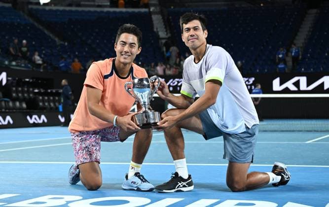 TENNIS AUSTRALIAN OPEN, Australian?s Rinky Hijikata (left) and Jason Kubler pose for photographs after winning the men?s doubles final against Hugo Nys of Monaco and Jan Zielinski of Poland at the 2023 Australian Open tennis championship at Melbourne Park in Melbourne, Saturday, January 28, 2023. ( NO ARCHIVING, EDITORIAL USE ONLY, NO USE IN BOOKS WITHOUT CONSENT MELBOURNE VICTORIA AUSTRALIA  Copyright: xJamesxRossx 20230129001757552289