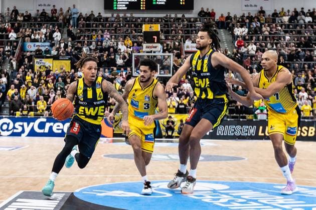 Dewayne Russel EWE Baskets Oldenburg, 04 , Prentiss Hubb MHP Riesen Ludwigsburg, 03 , Fritz Hemschemeier EWE Baskets Oldenburg, 07 , GER, MHP Riesen Ludwigsburg vs EWE Baskets Oldenburg, easycredit 1 Bundesliga Basketball, 17 Matchday, Season 2022 23, 28 01 2023 MHP Riesen Ludwigsburg vs EWE Baskets Oldenburg, 1 Basketball Bundesliga, 28 01 2023 Ludwigsburg. Copyright: xEibner-Pressefoto RogerxBuerkex EP_EER