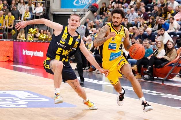 BAU 28 01 2023 Ludwigsburg Basketball MHP Riesen Ludwigsburg vs EWE Baskets Oldenburg, v l Trey Drechsel III Oldenburg Prentiss Hubb Riesen