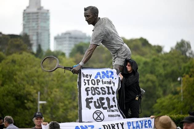 TENNIS AUSTRALIAN OPEN, Extinction Rebellion protesters protest at the statue of Rod Laver at the 2023 Australian Open tennis championship at Melbourne Park in Melbourne, Sunday, January 29, 2023. ( NO ARCHIVING, EDITORIAL USE ONLY, NO USE IN BOOKS WITHOUT CONSENT MELBOURNE VICTORIA AUSTRALIA  Copyright: xJamesxRossx 20230129001757861703