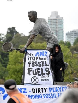 TENNIS AUSTRALIAN OPEN, Extinction Rebellion protesters occupy the statue of Rod Laver at the 2023 Australian Open tennis championship at Melbourne Park in Melbourne, Sunday, January 29, 2023. ( NO ARCHIVING, EDITORIAL USE ONLY, NO USE IN BOOKS WITHOUT CONSENT MELBOURNE VICTORIA AUSTRALIA  Copyright: xJamesxRossx 20230129001757861987