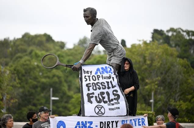 TENNIS AUSTRALIAN OPEN, Extinction Rebellion protesters occupy the statue of Rod Laver at the 2023 Australian Open tennis championship at Melbourne Park in Melbourne, Sunday, January 29, 2023. ( NO ARCHIVING, EDITORIAL USE ONLY, NO USE IN BOOKS WITHOUT CONSENT MELBOURNE VICTORIA AUSTRALIA  Copyright: xJamesxRossx 20230129001757863317