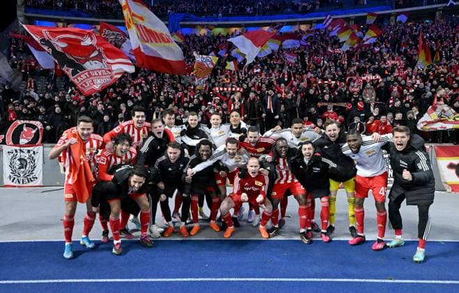 Football, men, 1 Bundesliga, season 2022 23, 18 match day , Hertha BSC 1 FC Union Berlin 0 2 , the team of Union with the fans, cheering after the final whistle, 28 01 2023, Copyright: xMatthiasxKochx