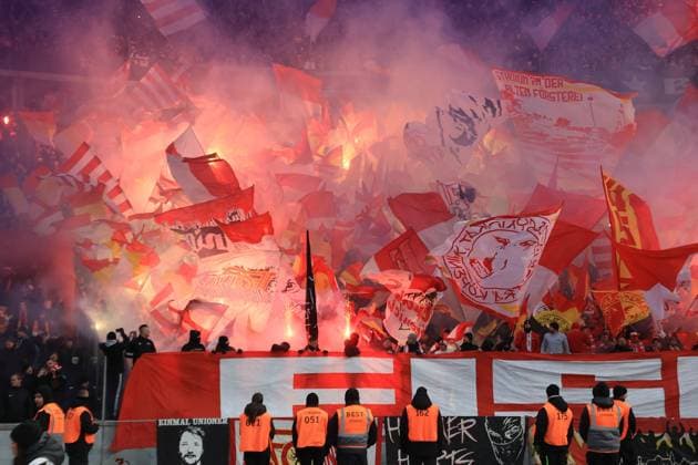 DEU, DFL, 1 FBL, Hertha BSC vs 1 FC Union, 28 01 2023, Berliner Olympiastadion, Berlin, DEU, DFL, 1 FBL, Hertha BSC vs 1 FC Union, in picture 1 FC Union fans and pyro, flags DFL regulations prohibit any use of Photographs as image sequences and or quasi video Foto Juergen Engler nordphoto GmbH JuergenxEngler nph00076