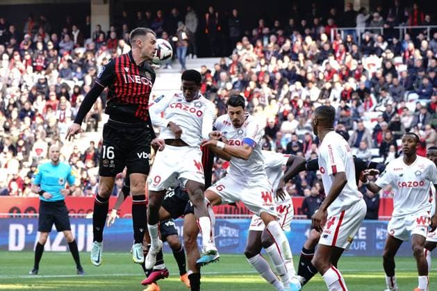 Aaron Ramsey (OGC Nice) - Jonathan David (Lille) FOOTBALL : OGC Nice vs Lille - Ligue 1 Ubereats - Nice - 29 01 2023 NorbertScanella Panoramic 