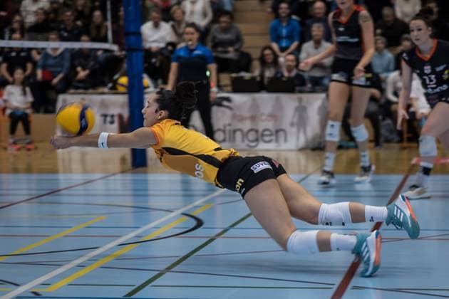 Volleyball Swiss Cup 1 4 Final Volley Duedingen vs Neuchatel UC 29 01 2023 Fabiana MOTTIS VITEOS NUC 7 defends in the Volleyball Swiss Cup 1 4 Final Volley Duedingen vs Neuchatel UC in Duedingen, Switzerland, on Sunday, January 29, 2023 Copyright: xBEAUTIFULxSPORTS OlafxRellischx