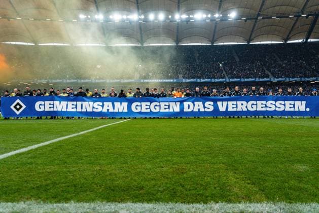 Bilder des Jahres 2023, Sport 01 Januar Sport Bilder des Tages Mannschaften mit Banner der Aktion WeRemember Hamburger SV vs. Eintracht Braunschweig, Fussball, 2. Bundesliga, Spieltag 18, Saison 2022 23, 29.01.2023 DFL REGULATIONS PROHIBIT ANY USE OF PHOTOGRAPHS AS IMAGE SEQUENCES AND OR QUASI-VIDEO -Pressefoto Marcel von Fehrn Hamburger SV vs. Eintracht Braunschweig, Fussball, 2. Bundesliga, Spieltag 18, Saison 2022 23, 29.01.2023 Hamburg *** Teams with banner of the action WeRemember Hamburger SV vs Eintracht Braunschweig, Football, 2 Bundesliga, Matchday 18, Season 2022 23, 29 01 2023 DFL REGULATES PROHIBIT ANY USE OF PHOTOGRAPHS AS IMAGE SEQUENCES AND OR QUASI VIDEO Pressefoto Marcel von Fehrn Hamburger SV vs Eintracht Braunschweig, Football, 2 Bundesliga, Matchday 18, Season 2022 23, 29 01 2023 Hamburg Copyright: xEibner-Pressefoto MarcelxvonxFehrnx EP_EER