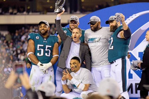 Bilder des Jahres 2023, Sport 01 Januar Sport Bilder des Tages PHILADELPHIA, PA - JANUARY 29: Philadelphia Eagles General Manger Howie Roseman hoists the Championship trophy with Philadelphia Eagles defensive end Brandon Graham (55), Philadelphia Eagles offensive tackle Lane Johnson (65), Philadelphia Eagles defensive tackle Fletcher Cox (91), Philadelphia Eagles quarterback Jalen Hurts (1) and Philadelphia Eagles center Jason Kelce (62) during the Championship game between the San Fransisco 49ers and the Philadelphia Eagles on January 29, 2023. (Photo by Andy Lewis Icon Sportswire) NFL, American Football Herren, USA JAN 29 NFC Championship - 49ers at Eagles Icon230129009