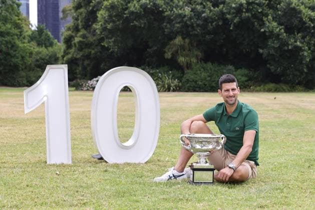 Novak Djokovic, SRB, presenting his trophy in the governmental house gardens after the 2023 Australian Open in Melbourne, 30 01 2023
