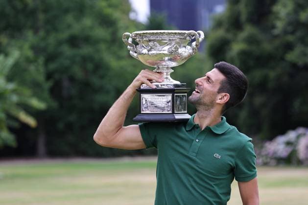 Sport Bilder des Tages Novak Djokovic, SRB, presenting his trophy in the governmental house gardens after the 2023 Australian Open in Melbourne, 30 01 2023; - *** Novak Djokovic, SRB, presenting his trophy in the governmental house gardens after the 2023 Australian Open in Melbourne, 30 01 2023 