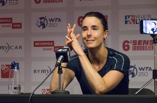 Alize Cornet (FRA) en confÃ rence de presse fait le point sur son match perdu face Ã la colombienne Camilia Osorio, prÃ cisant qu elle est toujours blessÃ e mais commence Ã aller mieux et se pose la question de quand mettre un terme Ã sa carriere - Open 6eme sens Immobilier MÃ tropole de Lyon 2023, tournoi de tennis fÃ minin WTA, Tennis Damen 250 de Caroline Garcia, Lyon 30 01 2022 TENNIS : Open 6eme Sens Immobilier Lyon Metropole - 30 01 2023 SandrineThesillat Panoramic 