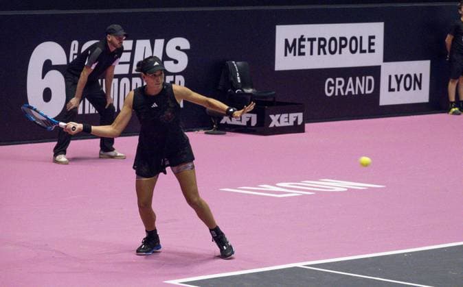 L espagnole Garbine Muguruza (ESP) s incline face Ã Linda Noskova lors de la premiere journÃ e de l Open 6eme sens Immobilier MÃ tropole de Lyon 2023, tournoi de tennis fÃ minin WTA, Tennis Damen 250 de Caroline Garcia, Lyon 30 01 2022 TENNIS : Open 6eme Sens Immobilier Lyon Metropole - 30 01 2023 SandrineThesillat Panoramic 