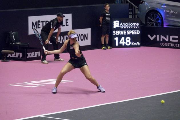 Linda Noskova (CZE) Garbine Muguruza (ESP) - Open 6eme sens Immobilier MÃ tropole de Lyon 2023, tournoi de tennis fÃ minin WTA, Tennis Damen 250 de Caroline Garcia, Lyon 30 01 2022 TENNIS : Open 6eme Sens Immobilier Lyon Metropole - 30 01 2023 SandrineThesillat Panoramic 
