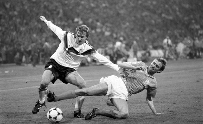 19.10.88 Deutschland - Niederlande Deutschland, München, 19.10.1988, Fussball, WM-Qualifikation, DFB Deutschland - Niederlande (0:0): v.l. Rudi Völler (Deutschland), Adrie van Tiggelen (Niederlande). *** 19 10 88 Germany Netherlands Germany, Munich, 19 10 1988, Football, World Cup Qualification, DFB Germany Netherlands 0 0 v l Rudi Völler Germany , Adrie van Tiggelen Netherlands