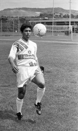 17.05.94 VfB Stuttgart Vorstellung Elber Deutschland, Stuttgart, 17.05.1994, Fussball, Bundesliga, VfB Stuttgart Vorstellung Neuzugang Elber: Giovane Elber. *** 17 05 94 VfB Stuttgart presentation Elber Germany, Stuttgart, 17 05 1994, football, Bundesliga, VfB Stuttgart presentation newcomer Elber Giovane Elber