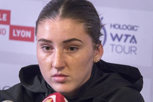 La joueuse de tennis francaise Elsa Jaquemot en confÃ rence de presse dÃ cue de ne pas avoir eu de carte d invitation pour le simple - Open 6eme sens Immobilier MÃ tropole de Lyon 2023, tournoi de tennis fÃ minin WTA, Tennis Damen 250 de Caroline Garcia, Lyon 31 01 2022 - TENNIS : Open 6eme Sens Immobilier Lyon Metropole - 31 01 2023 SandrineThesillat Panoramic 