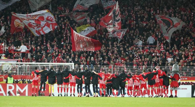 Sport Themen der Woche KW05 Sport Bilder des Tages Unionmannschaft feiert 2:1 Sieg vor den Fans Fußball Fussball DFB Pokal Achtelfinale Herren Saison 2022 2023 31.01.2023 1.FC Union Berlin FCU vs. VfL Wolfsburg WOB DFL regulations prohibit any use of photographs as image sequences and or quasi-video. *** Unionmannschaft celebrates 2 1 win in front of fans Sport Football Soccer DFB Pokal Achtelfinale Herren Saison 2022 2023 31 01 2023 1 FC Union Berlin FCU vs VfL Wolfsburg WOB DFL regulations prohibit any use of photographs as image sequences and or quasi video