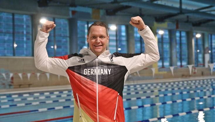 Andreas Waschburger schwimmt in Rekordzeit um Manhattan, Archivbilder 01.02.2023, xssnsmx, Schwimmen Shooting, Andreas Waschburger - Shooting emspor, v.l. Andreas Waschburger im Outfit der deutschen Nationalmannschaft jubelnd (DFL DFB REGULATIONS PROHIBIT ANY USE OF PHOTOGRAPHS as IMAGE SEQUENCES and or QUASI-VIDEO) Saarbrücken *** 01 02 2023, xssnsmx, swimming shooting, Andreas Waschburger shooting emspor, v l Andreas Waschburger in the outfit of the German national team cheering DFL DFB REGULATES PROHIBIT ANY USE OF PHOTOGRAPHS as IMAGE SEQUENCES and or QUASI VIDEO Saarbruecken