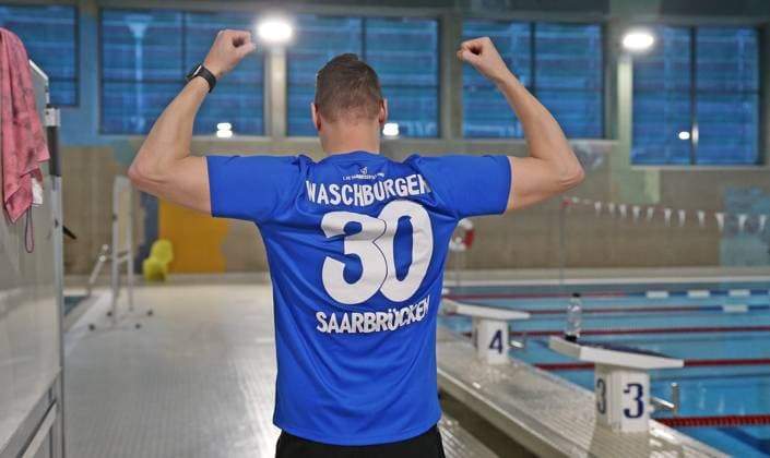 Andreas Waschburger schwimmt in Rekordzeit um Manhattan, Archivbilder 01.02.2023, xssnsmx, Schwimmen Shooting, Andreas Waschburger - Shooting emspor, v.l. Andreas Waschburger im Trikot seines Lieblingsvereins dem 1.FC Saarbrücken mit seinem persönlichen Trikot (DFL DFB REGULATIONS PROHIBIT ANY USE OF PHOTOGRAPHS as IMAGE SEQUENCES and or QUASI-VIDEO) Saarbrücken *** 01 02 2023, xssnsmx, swimming shooting, Andreas Waschburger shooting emspor, v l Andreas Waschburger in the jersey of his favorite club the 1 FC Saarbrücken with his personal jersey DFL DFB REGULATIONS PROHIBIT ANY USE OF PHOTOGRAPHS as IMAGE SEQUENCES and or QUASI VIDEO Saarbrücken