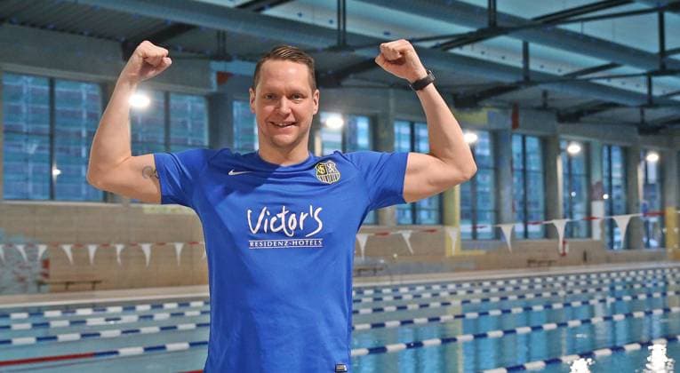 Andreas Waschburger schwimmt in Rekordzeit um Manhattan, Archivbilder 01.02.2023, xssnsmx, Schwimmen Shooting, Andreas Waschburger - Shooting emspor, v.l. Andreas Waschburger im Trikot seines Lieblingsvereins dem 1.FC Saarbrücken jubelnd (DFL DFB REGULATIONS PROHIBIT ANY USE OF PHOTOGRAPHS as IMAGE SEQUENCES and or QUASI-VIDEO) Saarbrücken *** 01 02 2023, xssnsmx, swimming shooting, Andreas Waschburger shooting emspor, v l Andreas Waschburger in the jersey of his favorite club the 1 FC Saarbrücken cheering DFL DFB REGULATES PROHIBIT ANY USE OF PHOTOGRAPHS as IMAGE SEQUENCES and or QUASI VIDEO Saarbrücken
