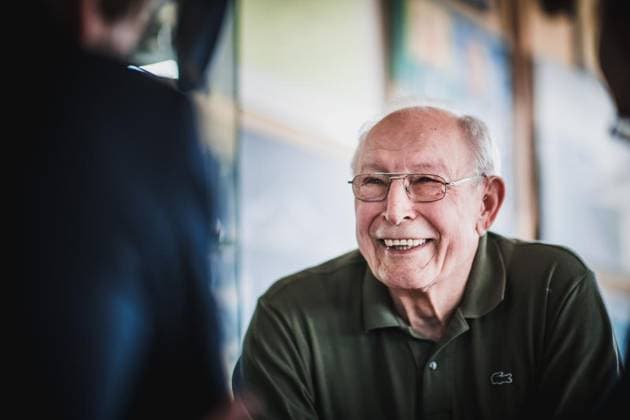 Das Interview mit dem ehemaligen Schalker Spieler Manfred Kreuz in der Gaststätte Charlys Schalker am Dienstag, den 15.05.2018 in Gelsenkirchen. Kreutzer wurde vor 60 Jahren mit Schalke 04 Deutscher Meister. Im Bild: Manfred Kreuz mit Peter Müller und Dominik Loth ¨ Deutschland NRW Gelsenkirchen Copyright: FabianxStrauch