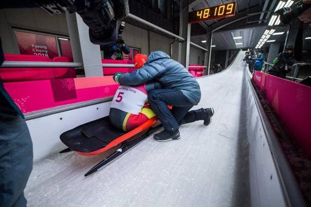 <p>BILD DES TAGES: Vater und Bindestrainer Norbert Loch (GER) troestet seinen Sohn Felix Loch (GER) nach dessen Fahrfehler im 4.Lauf der ihn Gold und einen Podestplatz kostete. Aufgenommen von einem erhoeten Standpunkt mit einem 14mm Objektiv, einer 2000sek. Verschlusszeit, Blende 4 bei 2200 ISO. Korea (Republik Korea, Südkorea) Gangwon-do Pyeongchang Copyright: SaschaxFromm