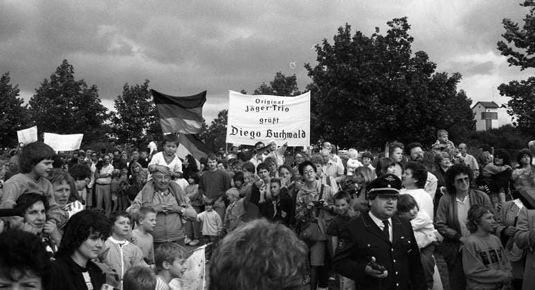 10.07.90 Walddorfhäslach Empfang Guido Buchwald Deutschland, Walddorfhäslach, 10.07.1990, Fussball: Empfang Weltmeister Guido Buchwald in seinem Heimatort Walddorfhäslach. *** 10 07 90 Walddorfhäslach reception Guido Buchwald Germany, Walddorfhäslach, 10 07 1990, football reception world champion Guido Buchwald in his hometown Walddorfhäslach