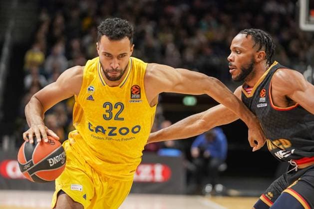 Sport Themen der Woche KW05 Sport Bilder des Tages Berlin, Deutschland 01 Februar 2023: Basketball EuroLeague - 2022 2023 - Alba Berlin vs. AS Monaco v. li. im Zweikampf Johannes Thiemann (Alba Berlin), Jaron Blossomgame (AS Monaco) Mercedes Benz Arena Berlin *** Berlin, Germany 01 February 2023 Basketball EuroLeague 2022 2023 Alba Berlin vs AS Monaco v li in duel Johannes Thiemann Alba Berlin , Jaron Blossomgame AS Monaco Mercedes Benz Arena Berlin Copyright: xFotostandx xReuhlx